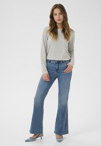 Culture CUCYRINE AMI FLARE - Jean bootcut - medium vintage blue wash