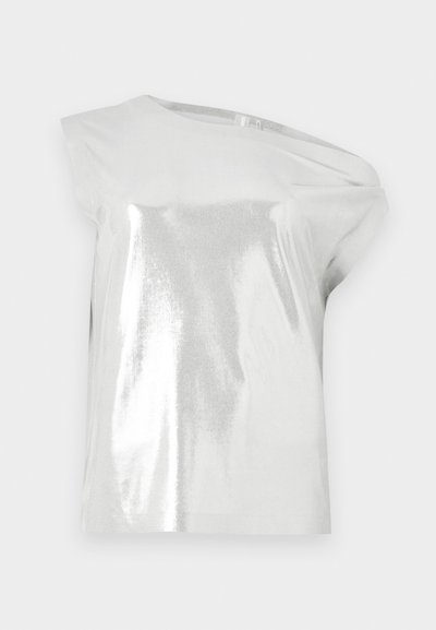 Αμάνικο μεταλλικό ασημί τοπ με στρογγυλή λαιμόκοψη και ασύμμετρο σχεδιασμό στους ώμους, παρουσιασμένο σε απλό φόντο.