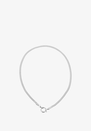 Collar de cadena de malla plateada con una textura refinada, que presenta un cierre redondo y un diseño elegante y minimalista.