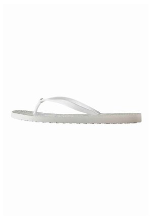 Enkele witte teenslipper met een getextureerd voetbed en rubberen zool, gezien vanuit een zijaanzicht op een witte achtergrond.