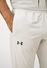 Under Armour ZONE WOVEN - Treniņtērpa apakšdaļas - white clay