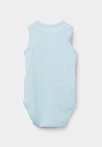 Světle modrý bezrukávový bodysuit vyrobený z jemné bavlny. Má kulatý výstřih a patentky na spodní části pro snadné oblékání.