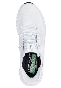 Zapatilla deportiva blanca hecha de malla y material sintético. Cuenta con una parte superior texturizada, cordones y la marca Slip-ins en la plantilla.