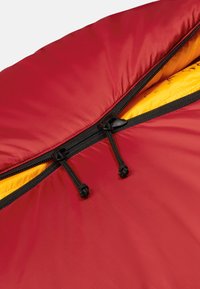 Rood geïsoleerd stof met een gladde textuur, voorzien van een zwarte ritssluiting en trekkoorden. Het interieur heeft een contrasterende gele voering.