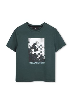 T-shirt vert foncé à manches courtes avec un motif montagne en noir et blanc et le texte "KARL LAGERFELD" sous l'image à l'avant.