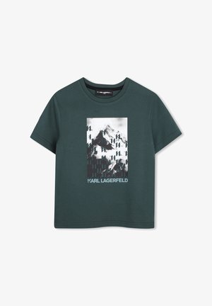 T-shirt vert foncé à manches courtes avec un motif montagne en noir et blanc et le texte "KARL LAGERFELD" sous l'image à l'avant.