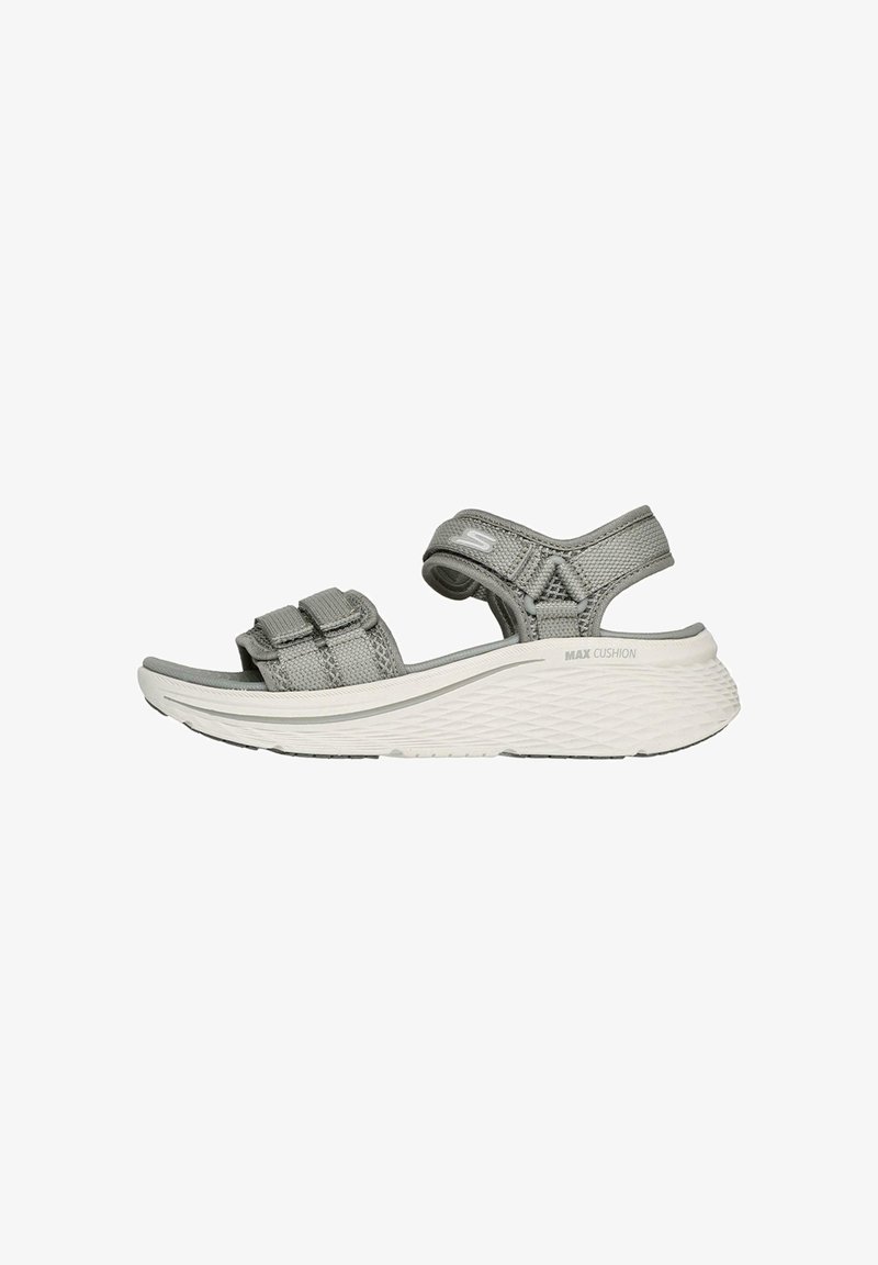 Sandalias de tejido gris con dos correas ajustables, una suela blanca acolchada y textura en forma de diamante para mayor agarre y comodidad.