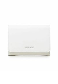 Portafoglio in finta pelle bianca con pattina pieghevole, logo "MIRIADA" in rilievo nella parte anteriore e una texture liscia. Forma rettangolare compatta.