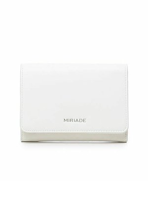 Portafoglio in finta pelle bianca con pattina pieghevole, logo "MIRIADA" in rilievo nella parte anteriore e una texture liscia. Forma rettangolare compatta.