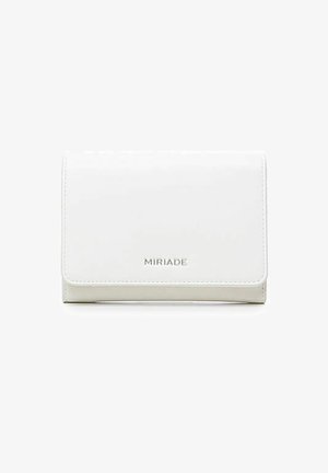 Portafoglio in finta pelle bianca con pattina pieghevole, logo "MIRIADA" in rilievo nella parte anteriore e una texture liscia. Forma rettangolare compatta.