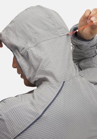 Grau strukturierte Jacke mit Kapuze, mit weißen horizontalen Streifen, verstellbarem Kordelzug und kontrastierenden marineblauen Akzenten.