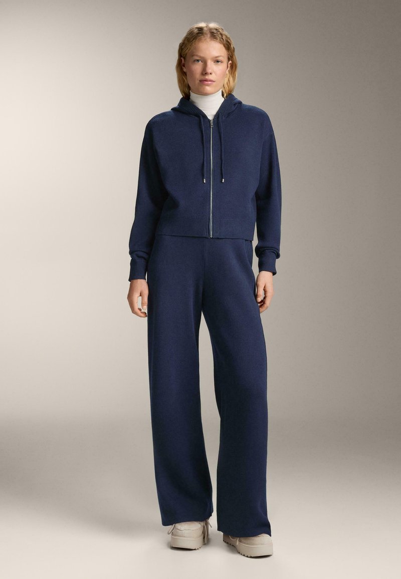 Námornícky dvojdielny outfit pozostávajúci z mikiny na zips a širokých nohavíc, pletená textúra, s šnúrkami na kapucni a rebrovanými manžetami a lemom.