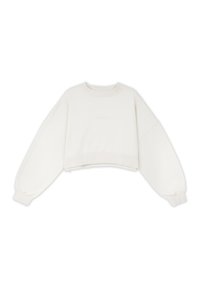 Sudadera blanca recortada con cuello redondo, costuras de hombro caídas y puños acanalados. Textura de tela suave, diseño minimalista.
