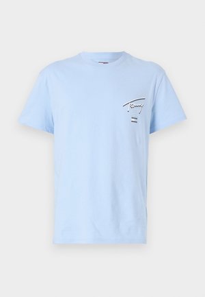 Hellblaues Baumwoll-T-Shirt mit kurzen Ärmeln, Rundhalsausschnitt, und schwarzen Grafiken und Akzenten auf der linken Brustseite.