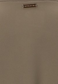 Braune, glatte Stofftasche mit feiner Textur, ausgestattet mit einem rechteckigen, metallischen Etikett, auf dem "ATHLETICA" eingraviert ist.