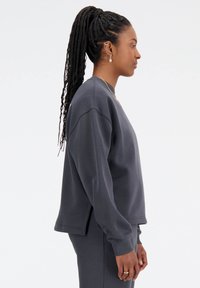 New Balance LINEAR HERITAGE BRUSHED BACK CREWNECK - Sportska majica - seasalt