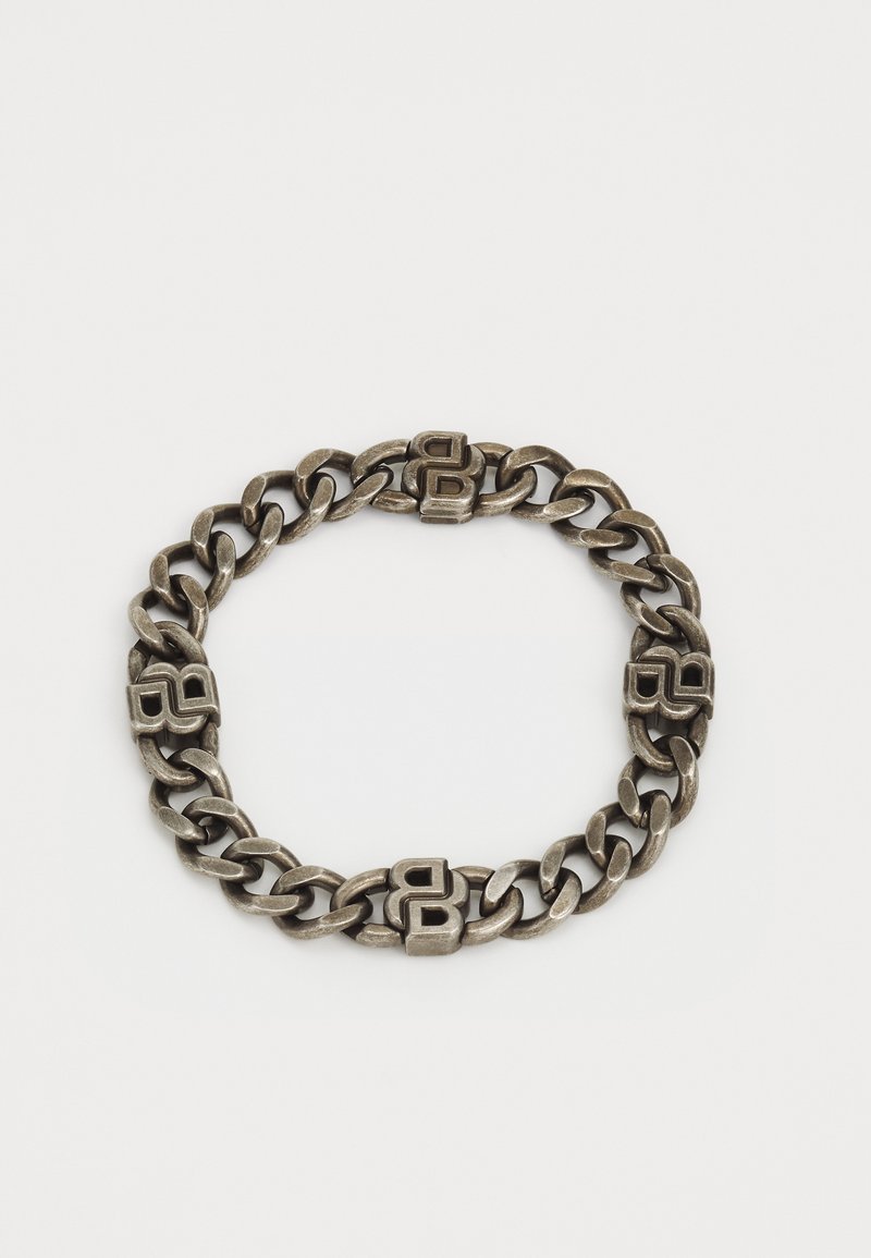 Náhrdelník z stříbrného kovu s plochými, vzájemně propojenými články a výraznými čtvercovými akcenty v vzorovém designu.