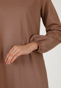 Modanisa CREW NECK MODEST TAVIN - Maxiklänning - ochre