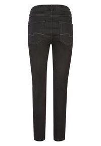 Fekete, skinny farmernadrág elasztikus derékpánttal, két hátsó zsebbel, amelyek kontrasztos varrással díszítettek, és sima, textúrált anyagból készültek.