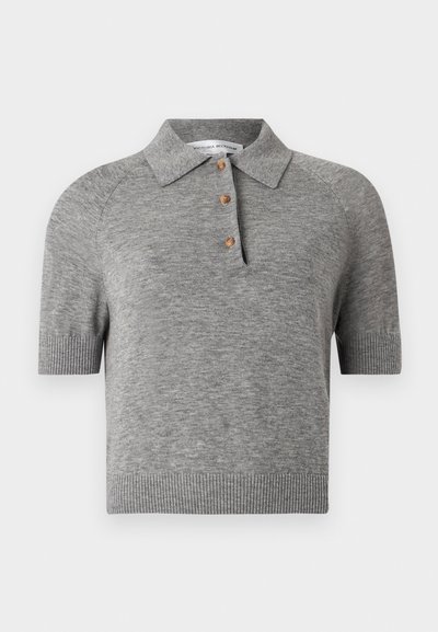 Polo à manches courtes gris avec un col à revers, doté de trois boutons en bois et de poignets côtelés. Tissu en maille douce et coupe courte.