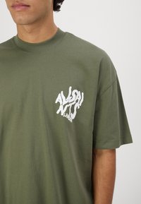 AllSaints ORLANDO CREW  - Tričko s potlačou - fleur green