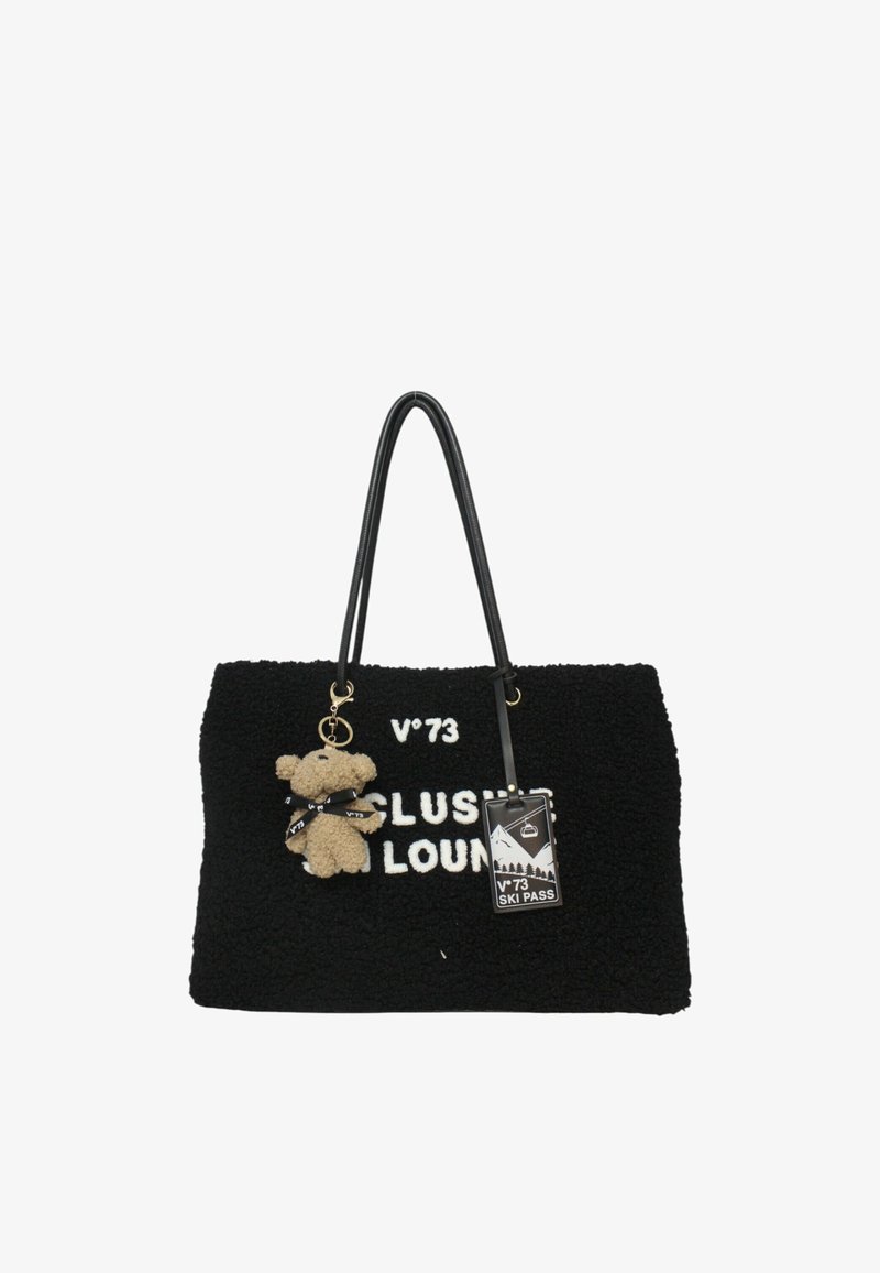 Borsa a tracolla nera con texture, due manici, testo bianco "V°73" e "Plush Lounge", portachiavi a forma di orso di peluche e tag per passaporto sci attaccati.