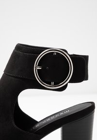 Madden Girl Kotníkové sandály  - black