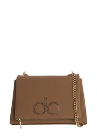 Bolso marrón de piel sintética con textura, con correa de hombro de cadena dorada, que presenta un logo perforado en la parte frontal y un cierre con cremallera.