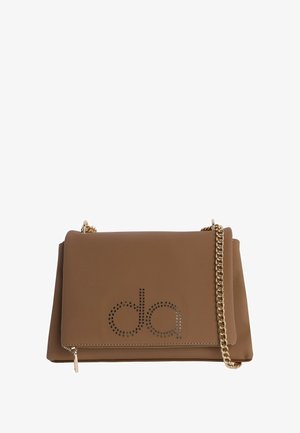 Bolso marrón de piel sintética con textura, con correa de hombro de cadena dorada, que presenta un logo perforado en la parte frontal y un cierre con cremallera.