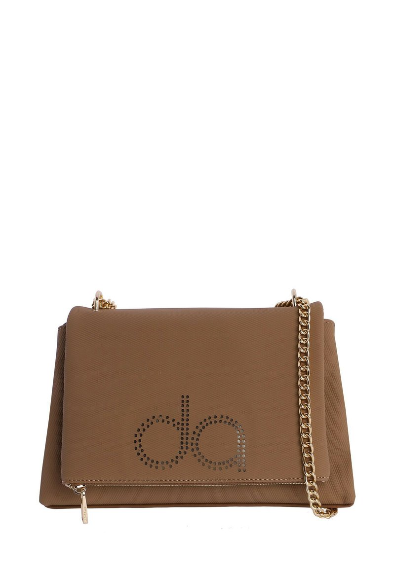 Bolso marrón de piel sintética con textura, con correa de hombro de cadena dorada, que presenta un logo perforado en la parte frontal y un cierre con cremallera.