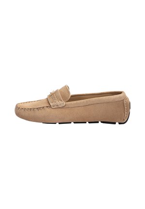 Mocassin pour homme en daim beige avec surpiqûres mocassin, une bride avec détail en métal, et semelle en caoutchouc segmentée pour un usage décontracté.