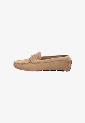 Mocassin pour homme en daim beige avec surpiqûres mocassin, une bride avec détail en métal, et semelle en caoutchouc segmentée pour un usage décontracté.