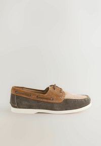 Mocassin décontracté pour homme en daim bicolore avec panneaux marron et beige, détails en lacets, et semelle en caoutchouc blanche.