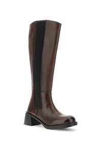 Bota de cuero marrón hasta la rodilla con un panel lateral elástico negro, tacón grueso y un acabado de textura suave. Diseño de punta redondeada.