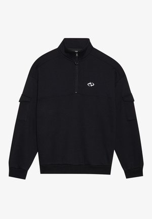 Schwarzer Pullover mit hohem Kragen und Reißverschluss, ausgestattet mit horizontalen Nahtdetails und einer aufgesetzten Tasche am linken Ärmel.