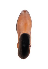 Botín de cuero marrón claro con puntera redondeada y un tacón robusto. Interior forrado con material suave. Detalle de hebilla lateral que añade un acento funcional.