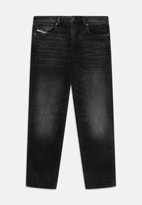 Jeans in denim nero con vestibilità comoda, leggera scoloritura e dettagli strappati nella parte anteriore. Design classico a cinque tasche con minuteria metallica.