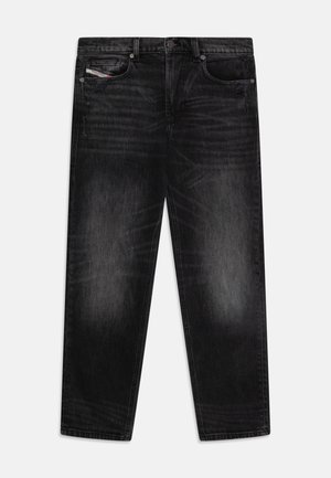 Jeans in denim nero con vestibilità comoda, leggera scoloritura e dettagli strappati nella parte anteriore. Design classico a cinque tasche con minuteria metallica.