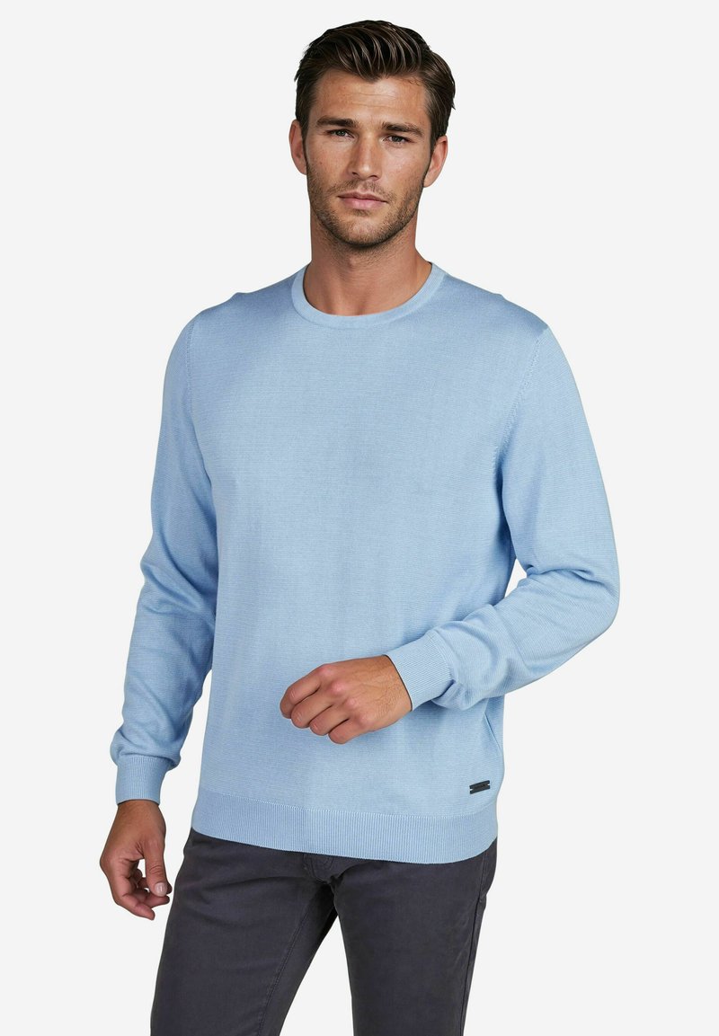 Hellblauer Strickpullover mit langen Ärmeln und rundem Hals, mit gerippten Bündchen und Saum sowie einem kleinen Markendetail an der unteren Seite.