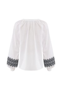 Blusa bianca a maniche lunghe con scollatura arricciata, caratterizzata da un intricato ricamo floreale nero lungo le maniche e polsini elastici.