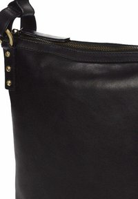 Bolso de mano de cuero negro con una textura suave, cierre superior con cremallera y detalles en metal dorado. Los lados presentan tachuelas metálicas decorativas.