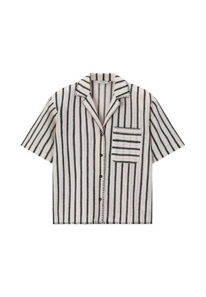 Chemise à manches courtes avec des rayures verticales noires sur un tissu blanc et une seule poche avant avec des rayures horizontales.