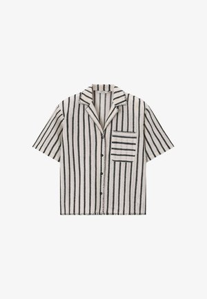 Chemise à manches courtes avec des rayures verticales noires sur un tissu blanc et une seule poche avant avec des rayures horizontales.
