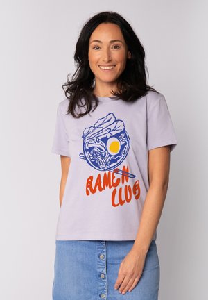 Lichtpaarse katoenen t-shirt met een blauwe ramen kom graphic met een ei en de tekst "RAMEN CLUB" in vet rood. Korte mouwen, relaxed fit.