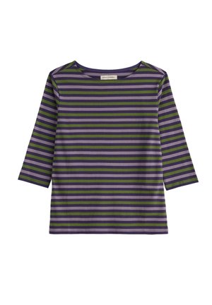 Vijolično-zelena srajca s črtami in rokavi dolgimi do tri četrtine, iz gladkega blaga. Ima okrogel izrez in vodoravne črte različnih širina.