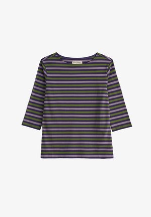 Vijolično-zelena srajca s črtami in rokavi dolgimi do tri četrtine, iz gladkega blaga. Ima okrogel izrez in vodoravne črte različnih širina.