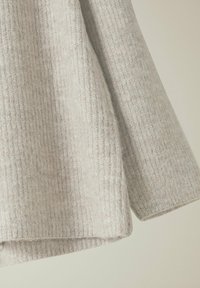 Maglione a coste grigio chiaro, realizzato in tessuto morbido e strutturato, con una vestibilità rilassata e orlo arrotondato. Cuciture dettagliate visibili.