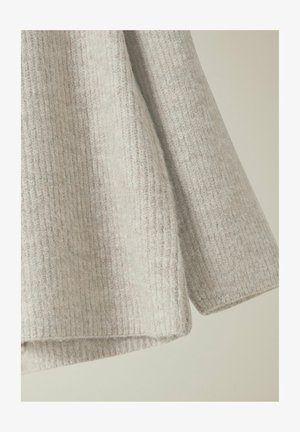 Jasnoszary sweter prążkowany, wykonany z miękkiego materiału o strukturze, charakteryzujący się luźnym krojem i okrągłym dołem. Widoczne szczegóły szwów.