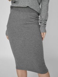 Jupe midi gris en tricot au design ajusté, avec une taille côtelée et une texture lisse. Pas de motifs ou embellissements visibles.