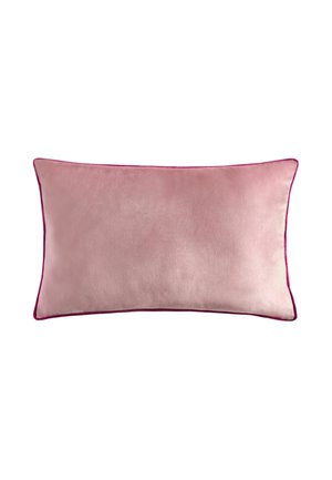 Rektangulær blød lyserød fløjlspude med mørk pink piping langs kanterne mod en hvid baggrund.